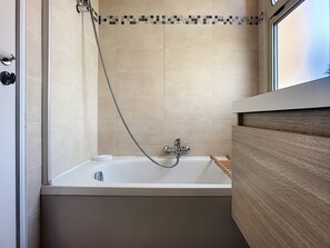 Bathtub, hair dryer, towels - (049) Around the city (Antibes)