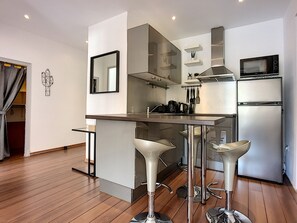 Fridge, microwave, stovetop, coffee/tea maker - (047) The old town surrounding (Antibes)