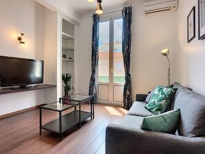 TV - (047) The old town surrounding (Antibes)