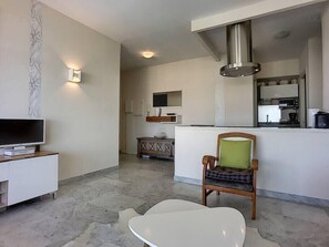 Télévision, lecteur de DVD, table de tennis de table