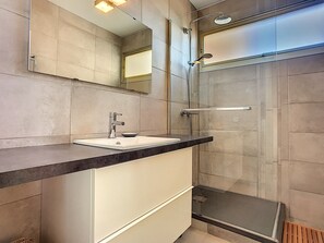 Shower, hair dryer, towels - (042) L'Eden Parc et ses plaisirs (Antibes)