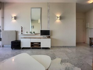 Interior - (042) L'Eden Parc et ses plaisirs (Antibes)