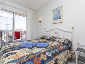 1 habitación, escritorio, tabla de planchar con plancha y internet 