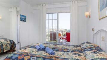 1 slaapkamer, een bureau, een strijkplank/strijkijzer, internet