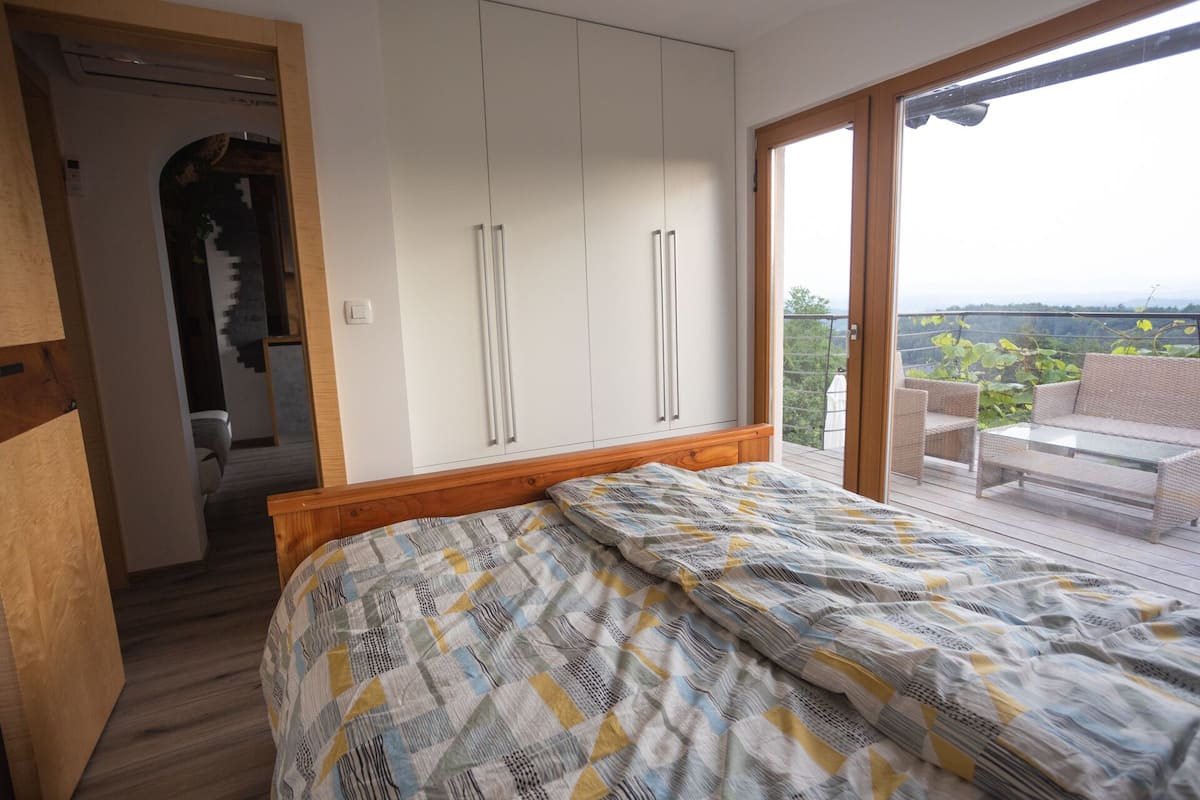 Comfort House | 2 bedrooms, blackout drapes, soundproofing, free WiFi