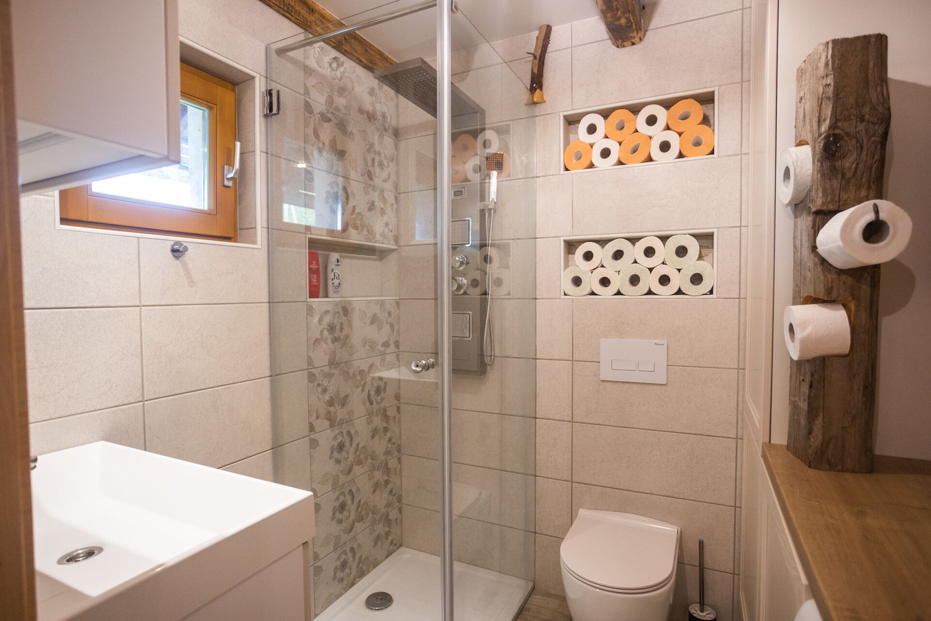 Comfort House | Bathroom | Shower, free toiletries, hair dryer, towels