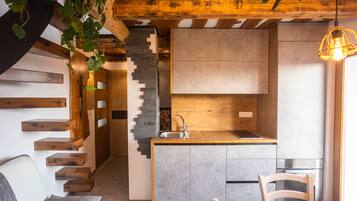 Casa Confort | Cocina privada | Refrigerador, horno, parrilla de estufa y tetera eléctrica