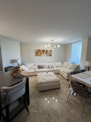 Living area - New Luxury Waterfront Retreat (Bay Harbor Islands)