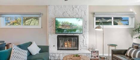 Fernseher, Kamin, Arbeitsbereiche