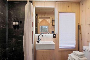 Hair dryer - Scandinavian Retreat, Mountain View, and 20 Minutes to Asheville! (Swannanoa)