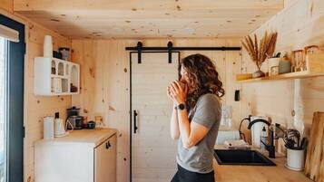 Réfrigérateur, micro-ondes, plaque de cuisson, cafetiÚre/bouilloire