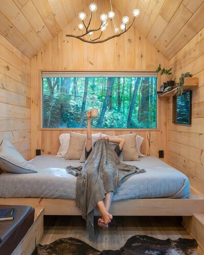 The Twig, Outdoor Shower, Deck, and Cozy Chimney!