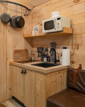 Kühlschrank, Mikrowelle, Herdplatte, Wasserkocher mit Kaffee-/Teezubehör
