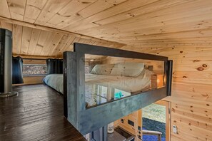 1 bedroom, desk, iron/ironing board, WiFi - Secluded Getaway, Hot Tub, and Stargazing Deck! (Fairview)