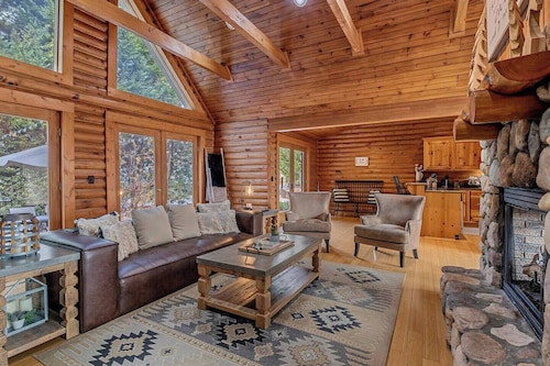 Modern Log Cabin, Fireplace, Pool Table, and Mountain View!