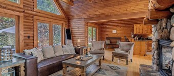 Modern Log Cabin, Fireplace, Pool Table, and Mountain View!