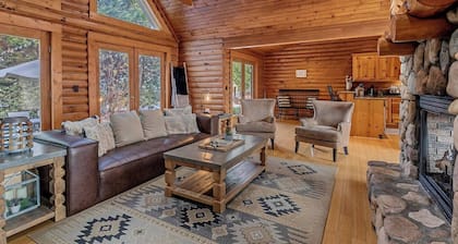 Modern Log Cabin, Fireplace, Pool Table, and Mountain View!