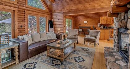 Modern Log Cabin, Fireplace, Pool Table, and Mountain View!