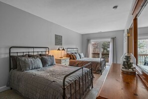 3 makuuhuonetta, työpöytä, silitysrauta/-lauta, vauvan matkasänky