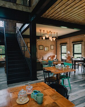 朝食 (オーダー形式)、毎日提供 (無料)