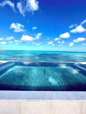 Et oppvarmet basseng