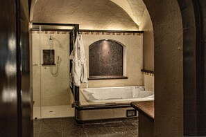 Bathtub, jetted bath, hair dryer, towels - Above Meson I Wedding Perfection I Luxury I Historical & Incredible (Santiago de Querétaro)