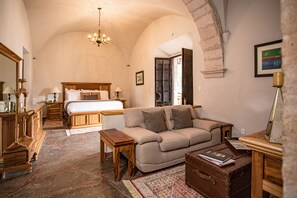 10 chambres, bureau, fer et planche à repasser, lit de bébé portatif