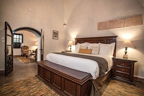 10 Schlafzimmer, Schreibtisch, Bügeleisen/Bügelbrett, Reisekinderbett