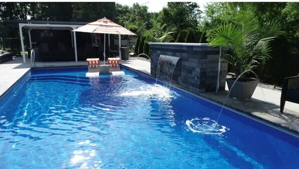 Una piscina al aire libre, una piscina climatizada