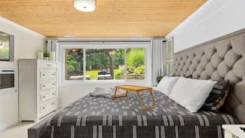 4 bedrooms, in-room safe, desk, travel cot