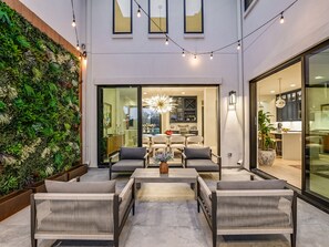 المنشأة من الداخل