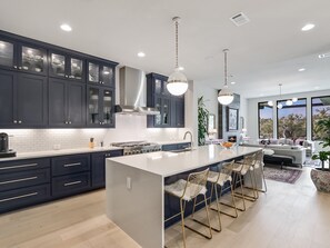 ثلاجة، ميكروويف، فرن، موقد طهي مسطح