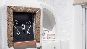 Un bâtiment blanc avec une fenêtre à cadre noir et une porte blanche.
