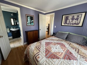 3 slaapkamers, een bureau, een strijkplank/strijkijzer, reisbedje