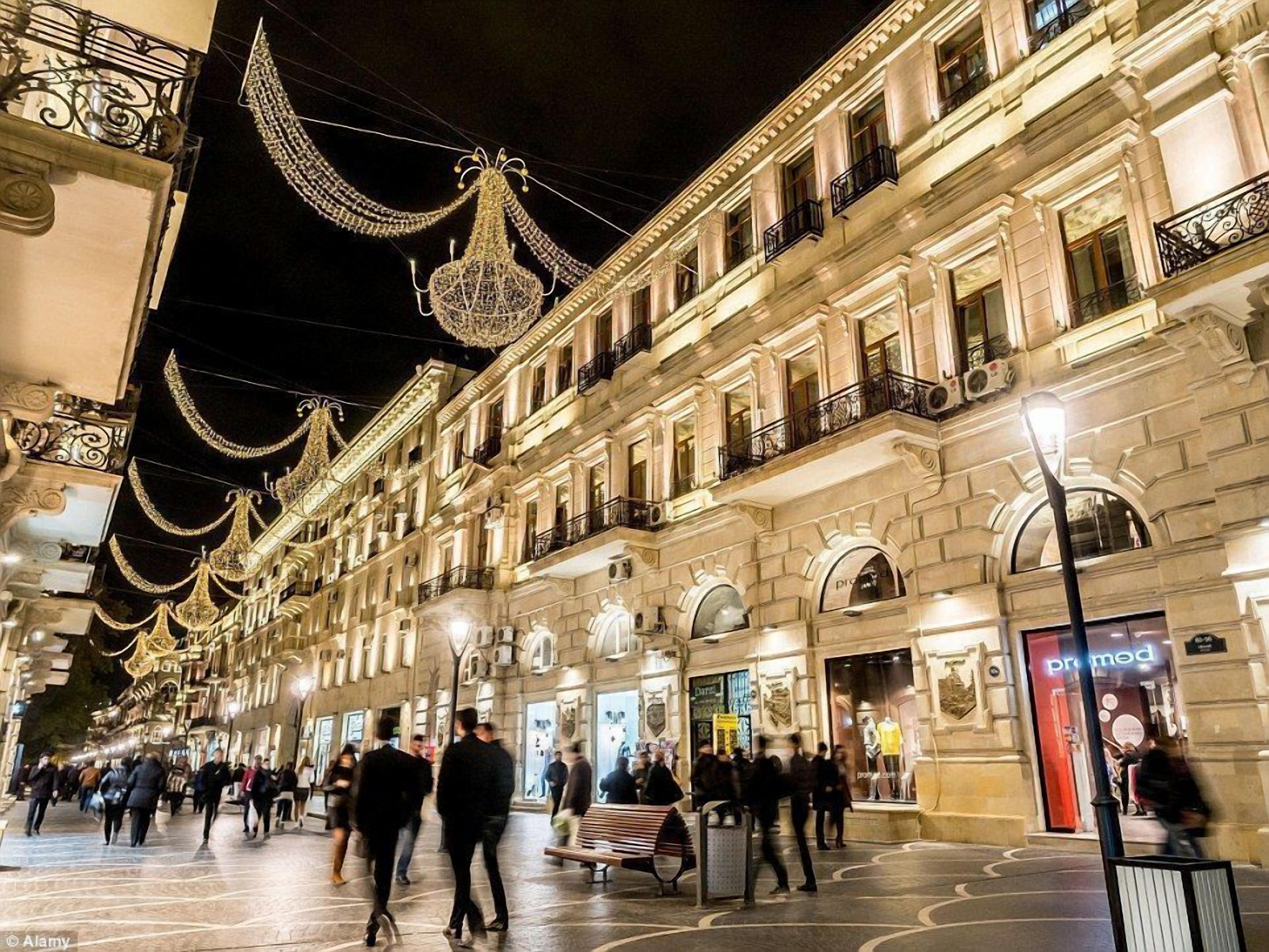 Un edificio histórico de arquitectura clásica, con balcones ornamentados y una entrada imponente.