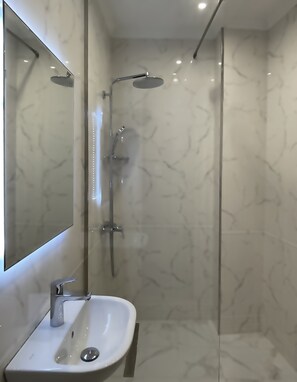 Familienzimmer, 2 Schlafzimmer, Nichtraucher, Stadtblick | Badezimmer | Regendusche, kostenlose Toilettenartikel, Haartrockner, Bademäntel