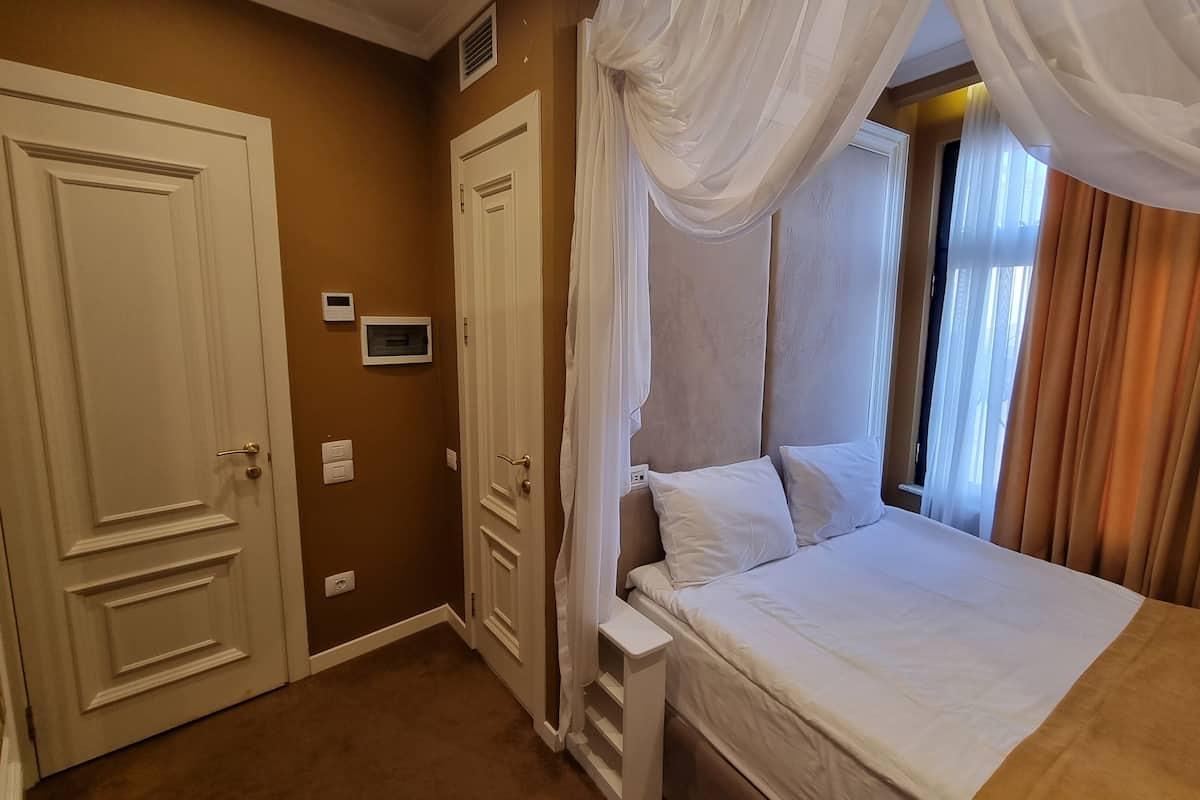 Standard Room | Premium bedding, minibar, in-room safe, individually decorated