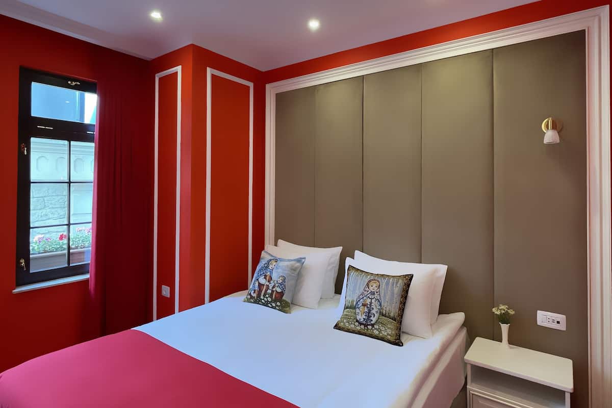Deluxe Room | Premium bedding, minibar, in-room safe, individually decorated