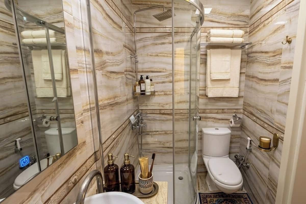 Shower, rainfall showerhead, free toiletries, hair dryer