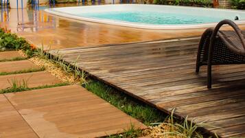 Außenpool, Liegestühle