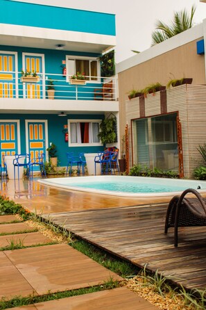 Piscina externa, espreguiçadeiras