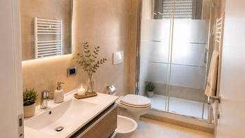 Separate bathtub and shower, free toiletries, hair dryer, bidet