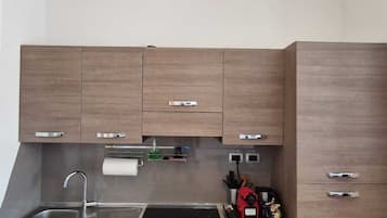 Departamento Deluxe | Cocina privada | Refrigerador con congelador, horno y parrilla de estufa