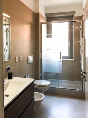 Executive Apartment | Bathroom | Separate tub and shower, free toiletries, hair dryer, bidet