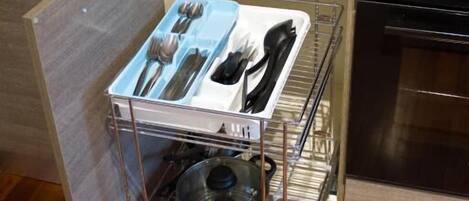 Refrigerador con freezer, horno, placa de cocina, cafetera expreso