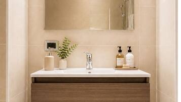 Badewanne und Dusche (separat), kostenlose Toilettenartikel