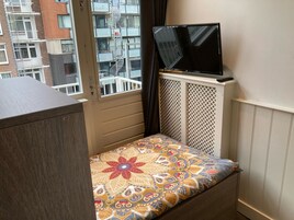Habitación individual económica | Tabla de planchar con plancha, wifi gratis, ropa de cama