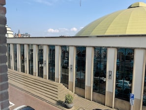 Un edificio con una cúpula amarilla grande y una serie de ventanas altas.