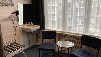 Phòng 4 Economy | Khu phòng khách | TV 42-inch có truyền hình cáp