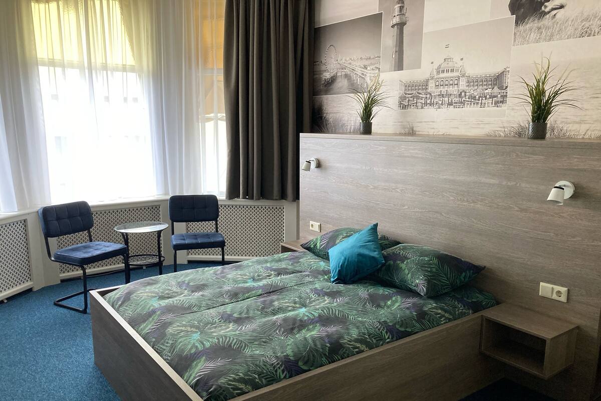 Tabla de planchar con plancha, wifi gratis y ropa de cama